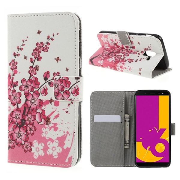 Samsung Galaxy J6 mobiletui i kunstlæder med printet mønster samt stativ - Blomme blomster Pink