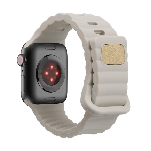 Apple Watch Series 8 (41mm) silikoneurrem med knap - Beige Brown