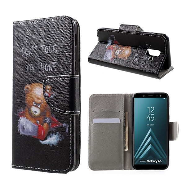 Samsung Galaxy A6 mobiletui i lædermateriale med printet møsnter samt magnetlukning og kortlommer - Bamse og "Dont touch My Phone" Multicolor