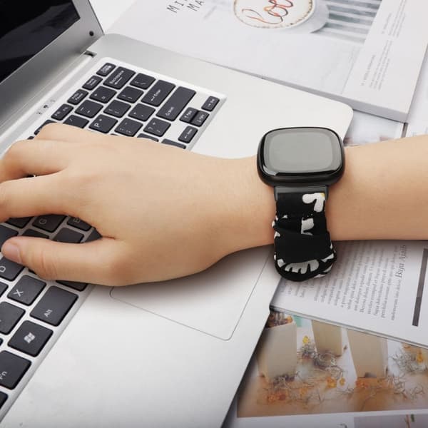 Fitbit Sense 2 / Versa 4 joustava kangaskuvioinen kellonhihna - Musta Valkoinen Krysanteemi Multicolor