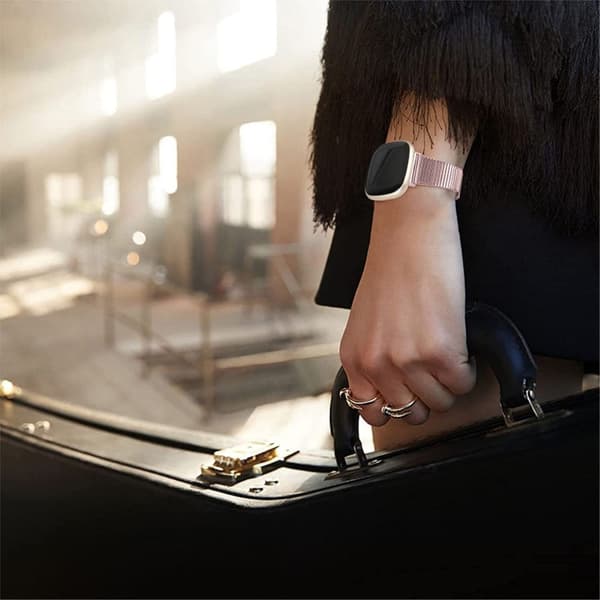 Fitbit Sense / Versa 3 enkel urrem i rustfrit stål med dobbelt spænde - Lyserød Rose Pink
