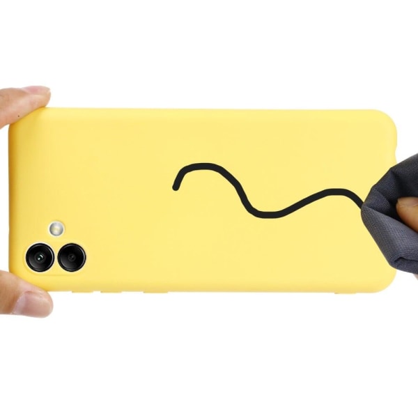 Matt Samsung Galaxy A04e skal av flytande silikon - Gul Gul