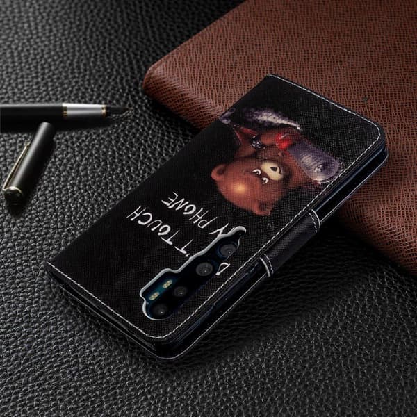Wonderland Xiaomi Mi CC9 Pro / Mi Note 10 / Mi Note 10 Pro flip case - Brun Bear og Varsel Words Multicolor