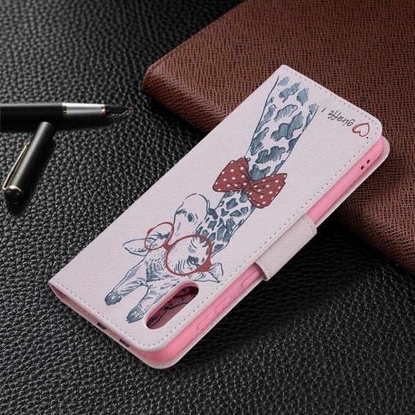 Wonderland Samsung Galaxy A02 flip kuoret - Suloinen Kirahvi Yllään Silmälasit Pink