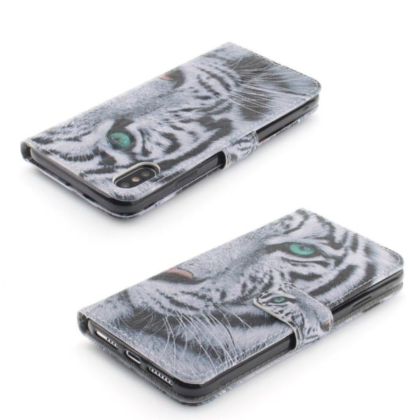 iPhone Xs Max flip cover i mønstret læder - Tiger Med Grønt Øje Multicolor