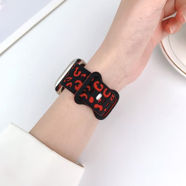 Apple Watch Series 41mm - 40mm - 38mm Leopard silikoniranneke - Musta + Punainen Red