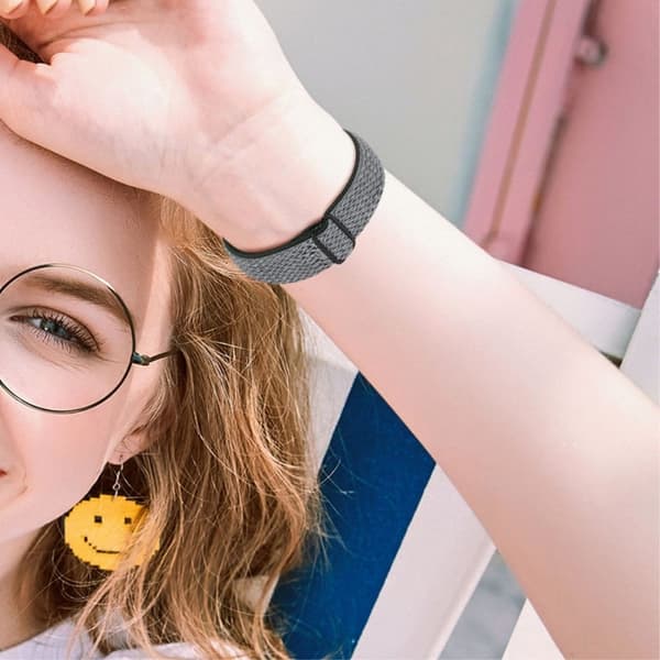 Fitbit Sense / Versa 3 elastiskt klockarmband med justerbart spänne - Mörkgrå Silvergrå