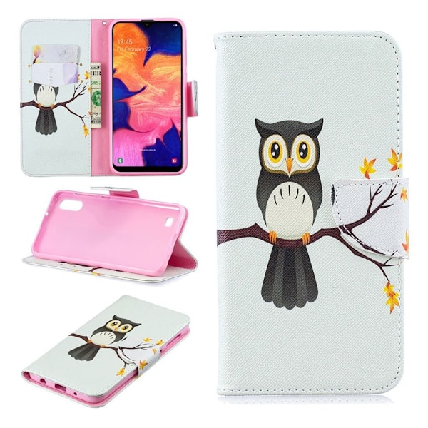 Wonderland Samsung Galaxy A10 etui - En Stående Ugle på en Gren Multicolor