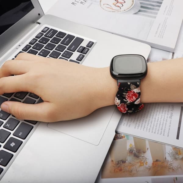 Fitbit Sense 2 / Versa 4 elastisk klokkerem med stoffmønster - Svart / Rød Blomst Multicolor