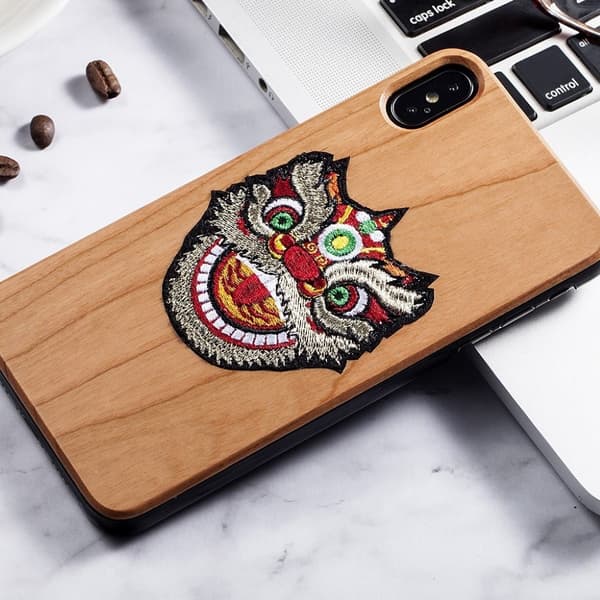 iPhone XS broderat fodral - Lejon Dans multifärg