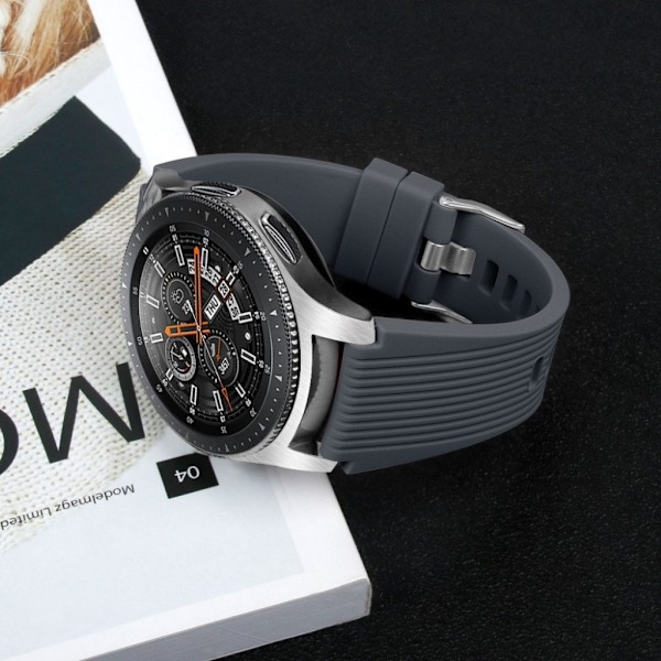 Samsung Galaxy Watch (46mm) randigt utbytbart klockarmand av mjukt silkonplast med metall lås - Mörk Grå Silvergrå