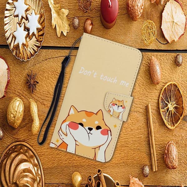 Wonderland LG K61 flip etui - Yellow Cat Multicolor