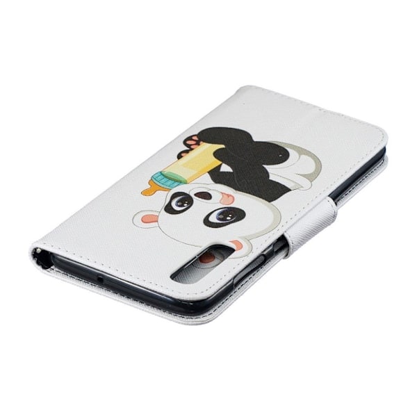 Samsung Galaxy A70 kuviollinen nahkakotelo - Panda Pitelee Pulloa Multicolor
