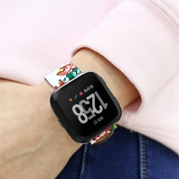 Fitbit Versa klockarmband i genuint läder med pion mönster som är reglerbart - Vit bakgrund röda pioner multifärg