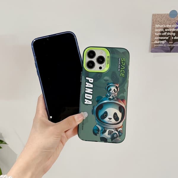 Färgstarkt mönstrat slimmat iPhone 15 Plus stötsäkert fodral - Blå Panda Blå