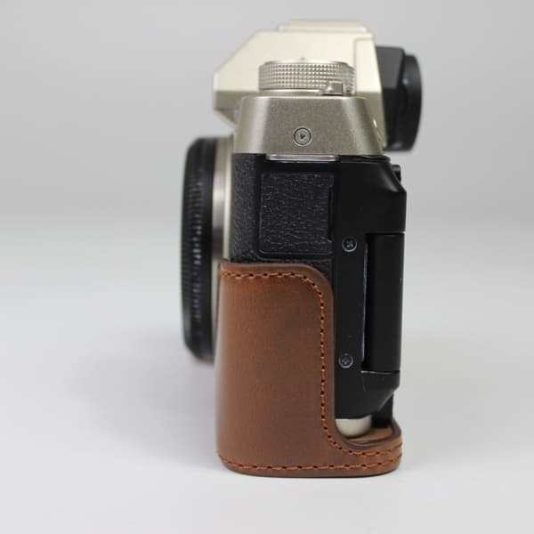 Fujifilm X-T200 halvfodral i slitstarkt läder - Kaffe Brun