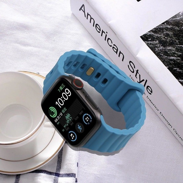 Apple Watch Series 8 (45mm) / Watch Ultra silikoneurrem med knap - Himmelblå Blue