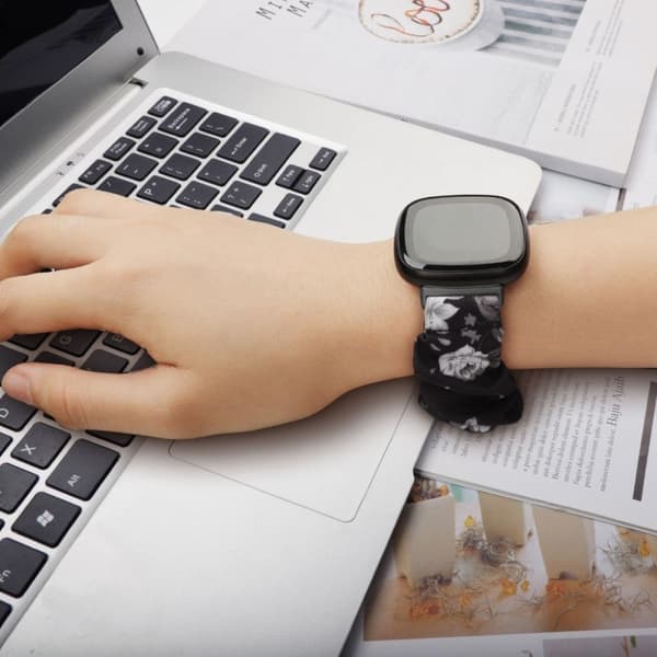Fitbit Versa 3 / Sense hair band fabric rem - sort / grå blomst Black