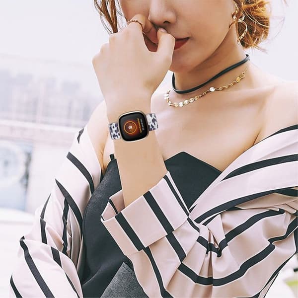 Klockarmband i äkta läder med leopardstruktur för Fitbit Sense / Versa 3 - Svart multifärg