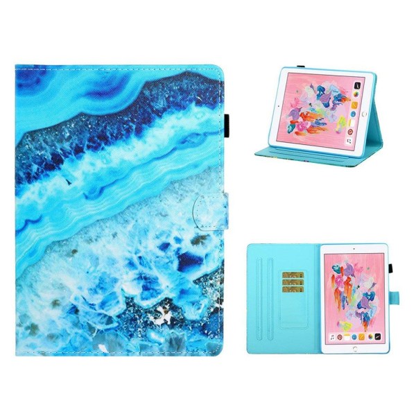 iPad 10.2 (2019) stylish patterned leather flip case - Sea Wave Blå