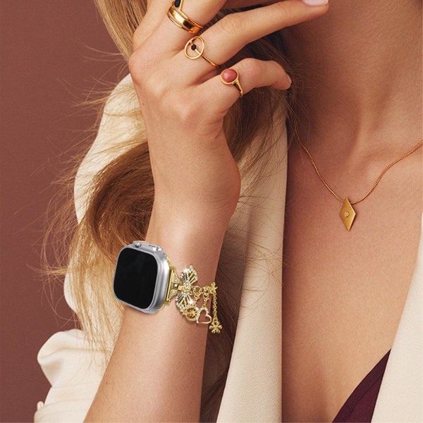 Apple Watch Series 8 (41mm) urrem med flere vedhæng - Guld Gold