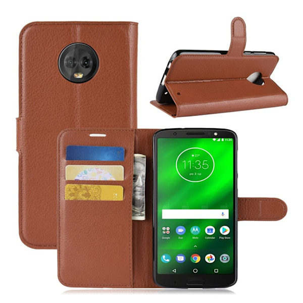 Motorola Moto G6 Plus mobiletui i lædermateriale med smuk Litchi overfalde samt stativ og lomme til penge - Brun Brown