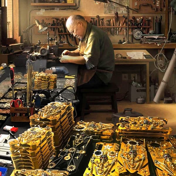 iPhone 14 Pro metallmekanisk utrustning med ett skydd i dödskallestil - Guld Guld