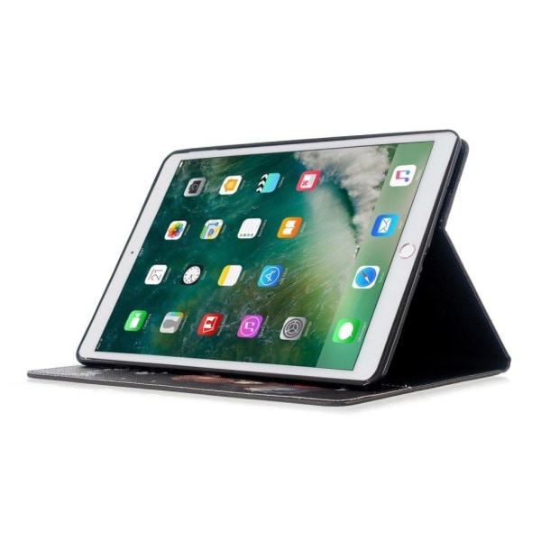 iPad 10.2 (2019) Stilfuldt mønster læder flip etui - Bjørn Multicolor