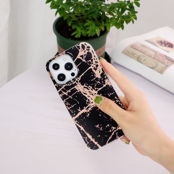 Marble iPhone 15 Pro Etui - Electroplated Svart Klinkekule Black