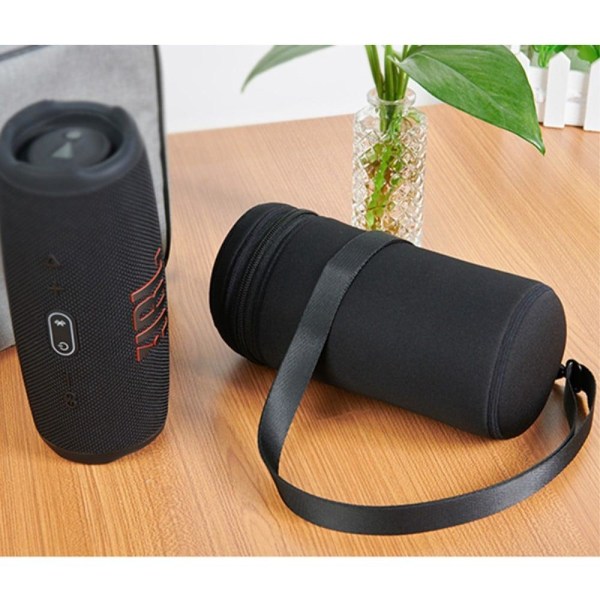JBL Charge 5 bärbar högtalarväska med rem Svart