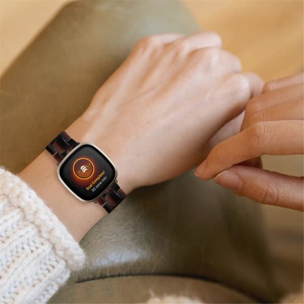 Fitbit Sense 2 / Versa 4 armband i resin-stil med metallspänne - Choklad Brun