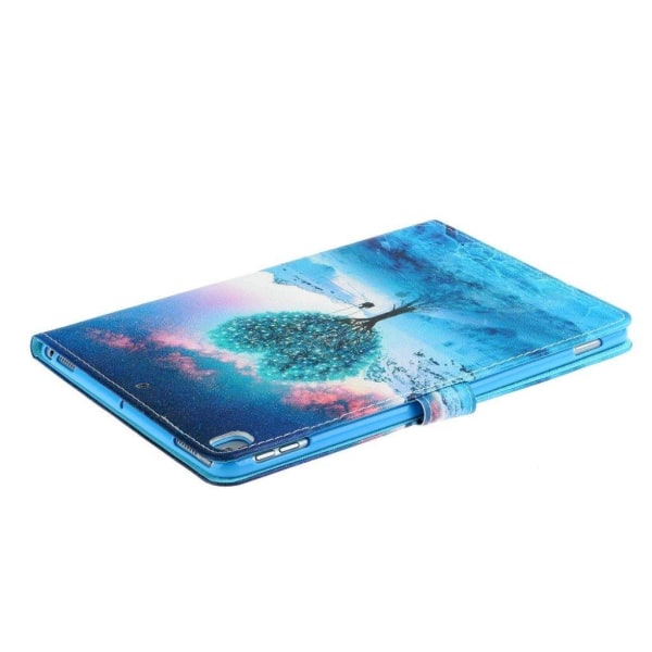 iPad 10.2 (2019) trendy mønstered læder flip etui - Hjerte-formet Træ Multicolor