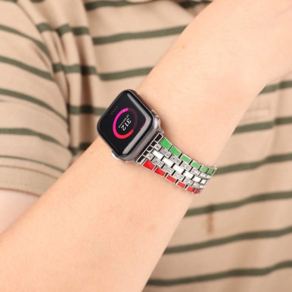 Apple Watch (45mm) strassikivinen lipputyylinen kellohihna - Punainen / Vihreä / Hopea Multicolor