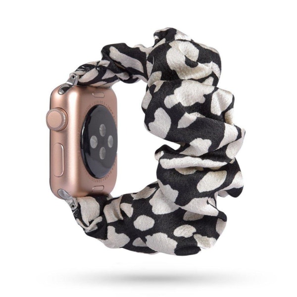 Apple Watch Series 5 44mm cool trasa mönster klockarmband - vita moln på svart bakgrund multifärg