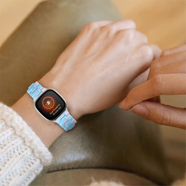 Fitbit Sense / Versa 3 urrem med resinperler - Himmelblå Multicolor