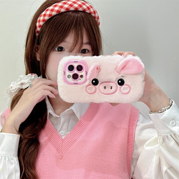 KJS-019 iPhone 15 Pro Max Case Lens Kickstand Flexible Piglet Plush Handheld Phone Cover - Lyserød Pink
