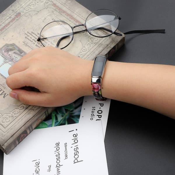 Fitbit Luxe klockarmband i äkta läder - Svart / Rosa Blomma / Storlek: L multifärg