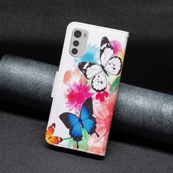 Wonderland Motorola Moto E32 flip kuoret - Kaksi Perhosta Multicolor
