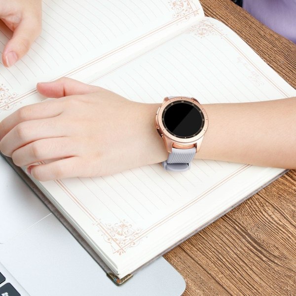 Samsung Galaxy Watch (42mm) erstatnings urrem i silikone med stribet tekstur - Grå Beige