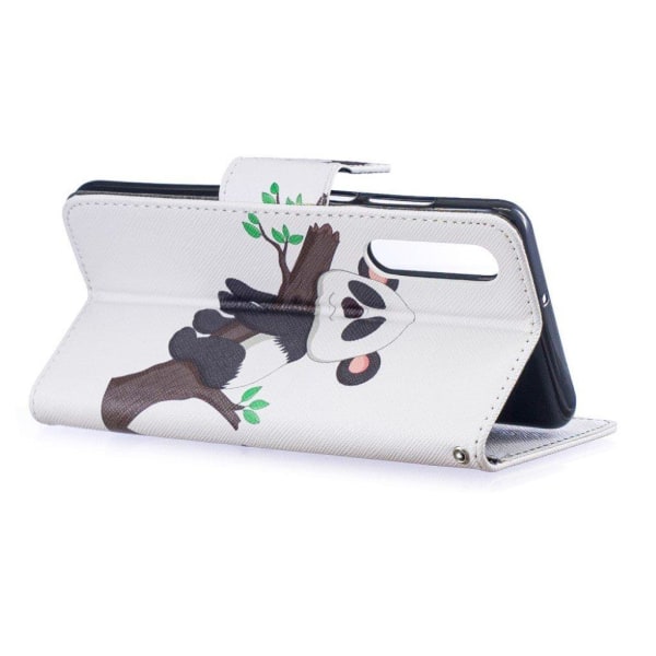 Huawei P30 mønstret læder flip etui - Panda Klatrer Træ Multicolor