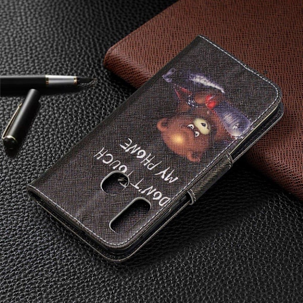Wonderland Samsung Galaxy A20e kotelot - Ruskea Karhu ja Varoitussanat Black