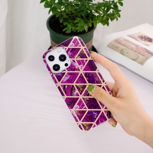 Marble iPhone 15 Pro Etui - Electroplated Lilla Klinkekule Purple