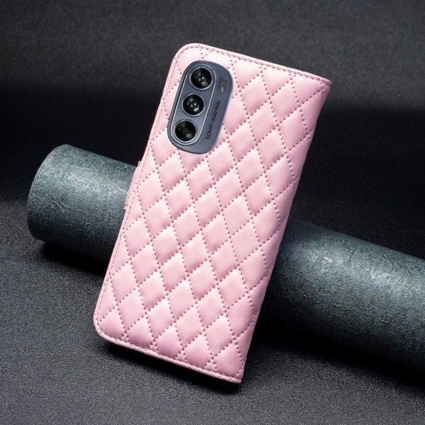 Rhombus pattern matte flip case for Motorola Moto G62 5G - Pink Pink