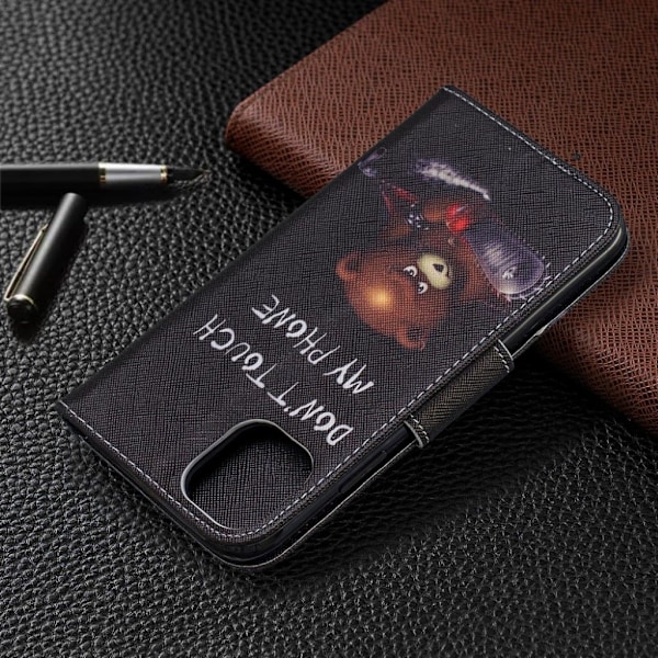 Wonderland iPhone 11 flip etui - Brun Bjørn Og Advarselsord Black