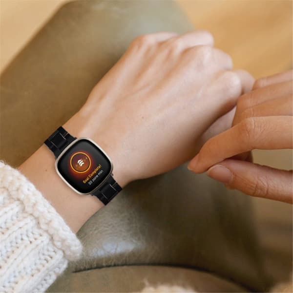 Fitbit Sense 2 / Versa 4 armband i resin-stil med metallspänne - Svart Svart