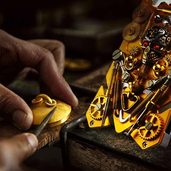 iPhone 14 Pro Max metallmekanisk utrustning med ett skydd i dödskallestil - Guld Guld