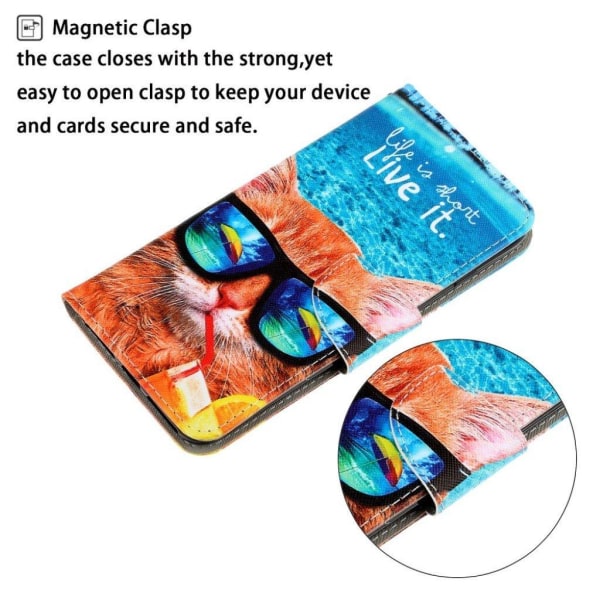 Wonderland iPhone 12 Pro Max flip etui - Kat Med Solbriller På Multicolor