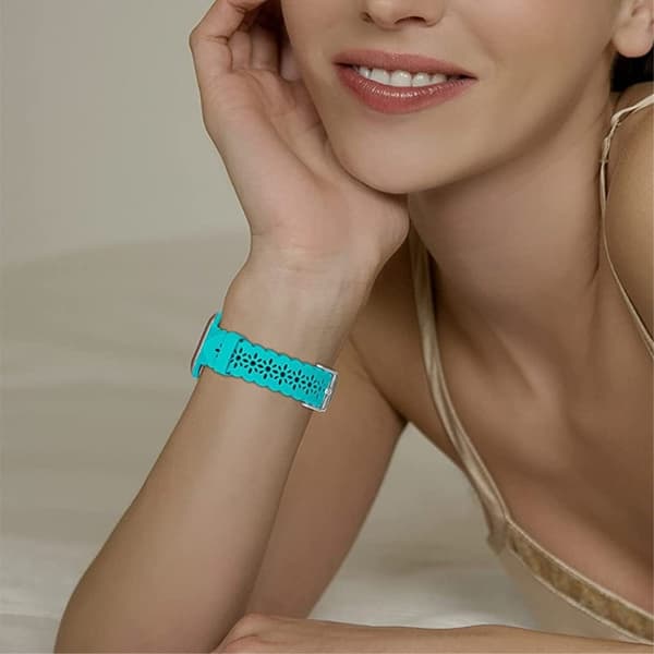 Apple Watch (41mm) klockarmband i silikon med stilren blomma - Cyan Grön