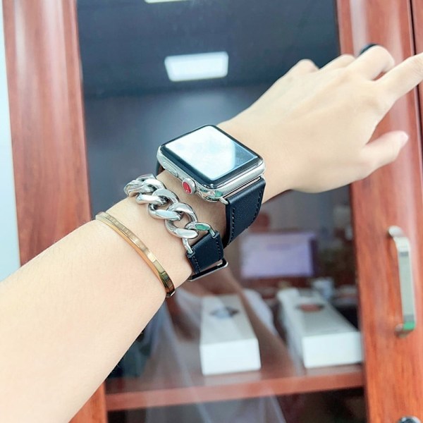 Apple Watch Series 8 (45mm) / Watch Ultra klockarmband i äkta läder med kedjedekor Svart