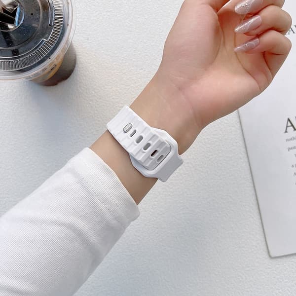 Apple Watch Series 8 (41mm) urrem i silikone med ætsede striber - Sort Black